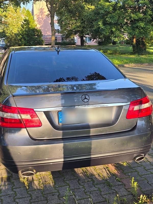 Grau Gebraucht 2009 Mercedes E350 Limousine | 6.000 € (Superpreis) - Bild 1/4