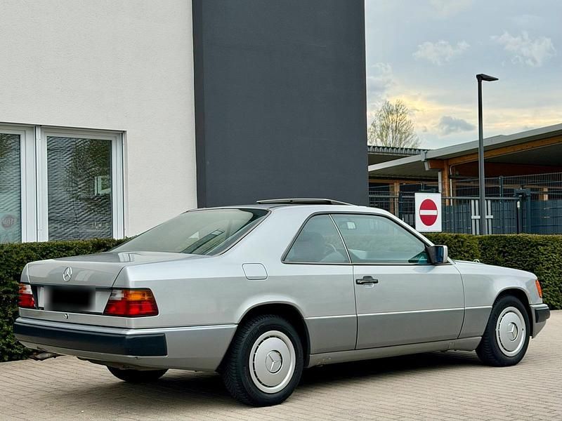 Gebraucht Mercedes E300 179 PS (131 kW) 1992 Silber Coupé