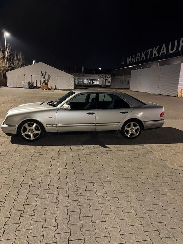 Gebraucht Mercedes E240 170 PS (125 kW) 1999 Silber Limousine