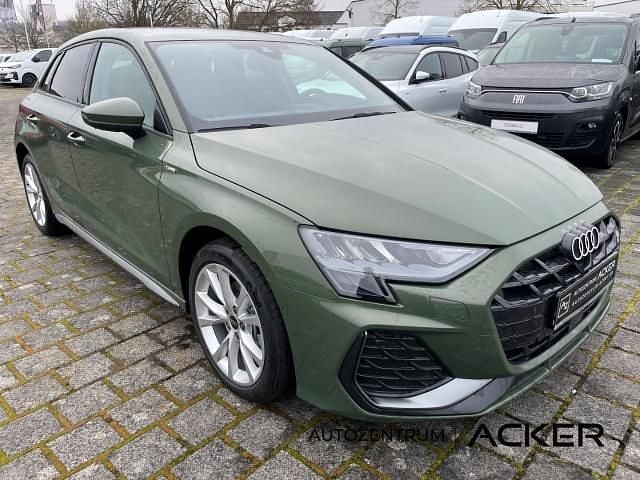 Neu Audi A3 S-Line 150 PS (110 kW) 2025 Distriktgrün metallic Limousine