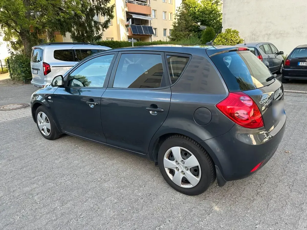 Gebraucht Kia Ceed 109 PS (80 kW) 2009 Grau Kleinwagen