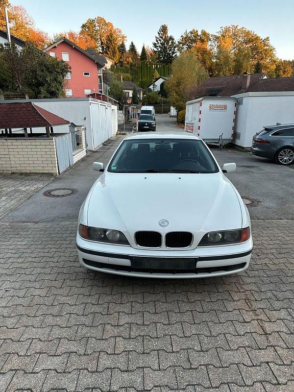 Weiß Gebraucht 1999 BMW 520 Limousine | 950 € (Guter Preis) - Bild 1/4