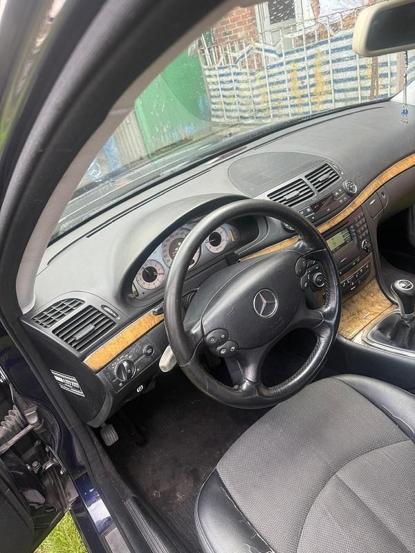 Gebraucht Mercedes E200 135 PS (99 kW) 2007 Blau Limousine