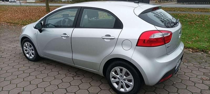 Gebraucht Kia Rio 109 PS (80 kW) 2014 Silber Limousine