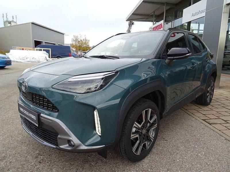 Neu Toyota Yaris Cross Executive 131 PS (96 kW) 2025 Dunkel grün metallic SUV