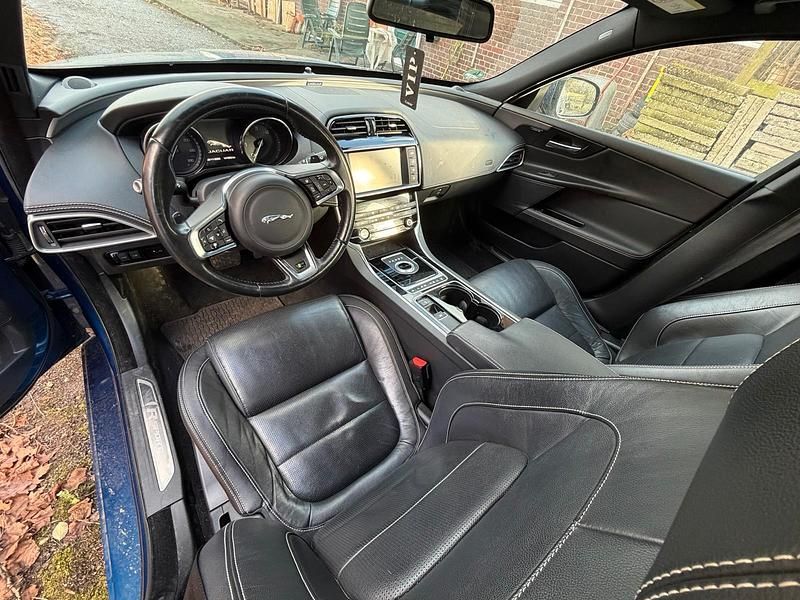 Gebraucht Jaguar XE R 180 PS (132 kW) 2016 Blau Limousine