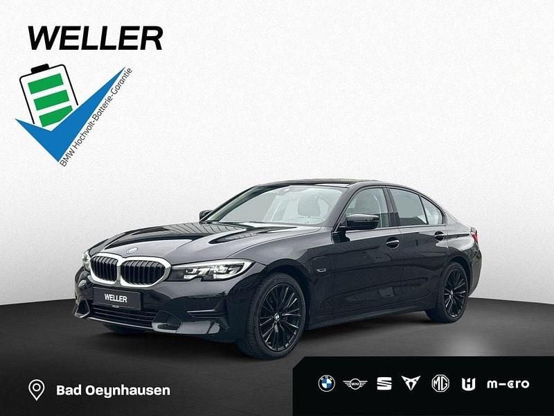 Schwarz (schwarz) Gebraucht 2022 BMW 320e Shadowline Limousine | 25.950 € (Guter Preis) - Bild 1/4