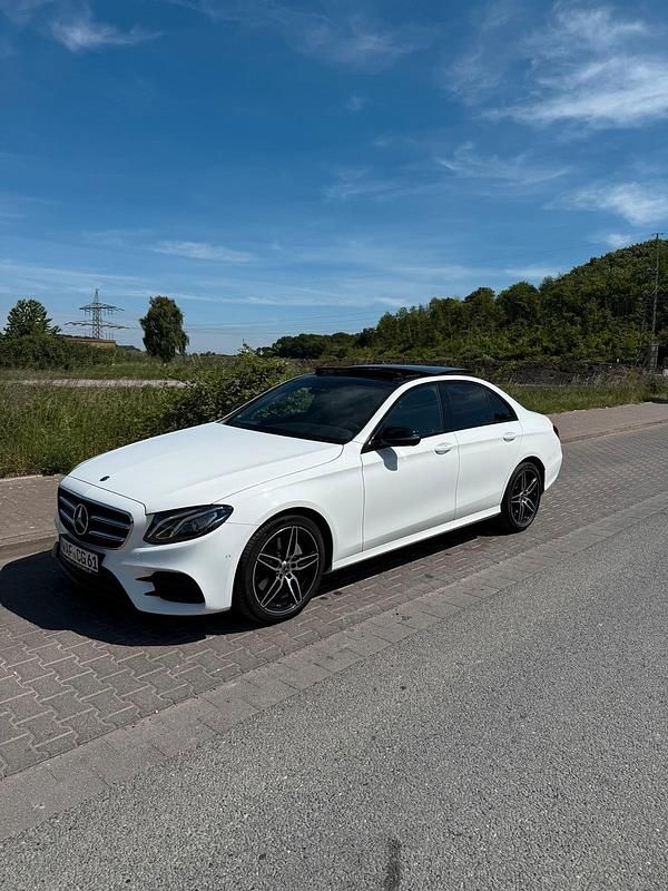 Weiß Gebraucht 2019 Mercedes E220 Night Limousine | 29.999 € (Fairer Preis) - Bild 1/4