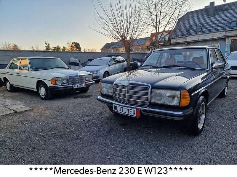 Gebraucht Mercedes E230 136 PS (100 kW) 1981 Blau Limousine