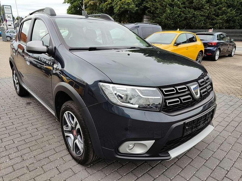 Gebraucht Dacia Sandero Celebration 101 PS (74 kW) 2020 Grau "comete" Kleinwagen