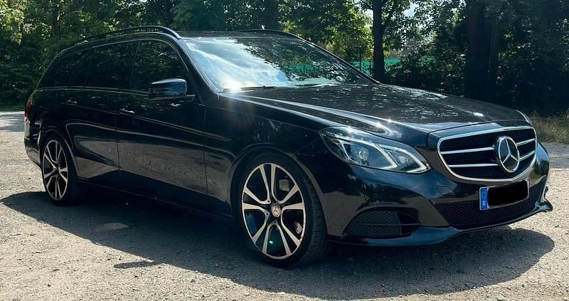 Schwarz Gebraucht 2015 Mercedes E220 Edition Kombi | 14.600 € (Fairer Preis) - Bild 1/4