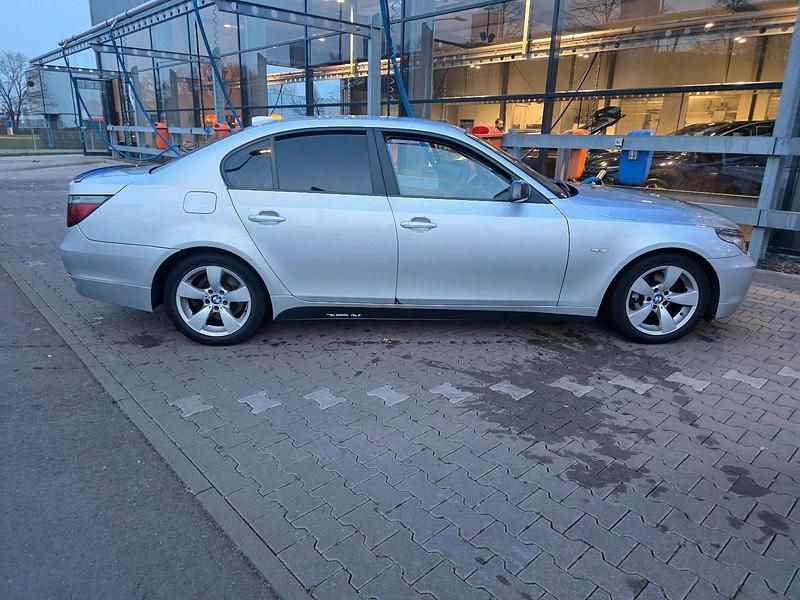 Second-hand BMW 523 183 CP (134 kW) 2006 Argintiu Berlinǎ