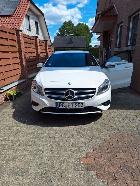 Weiß Gebraucht 2015 Mercedes A180 Urban Limousine | 11.999 € (Guter Preis) - Bild 1/4
