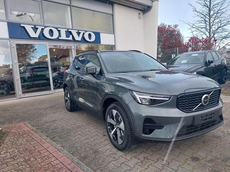 Neu Volvo XC40 Plus 163 PS (119 kW) 2026 Grün SUV