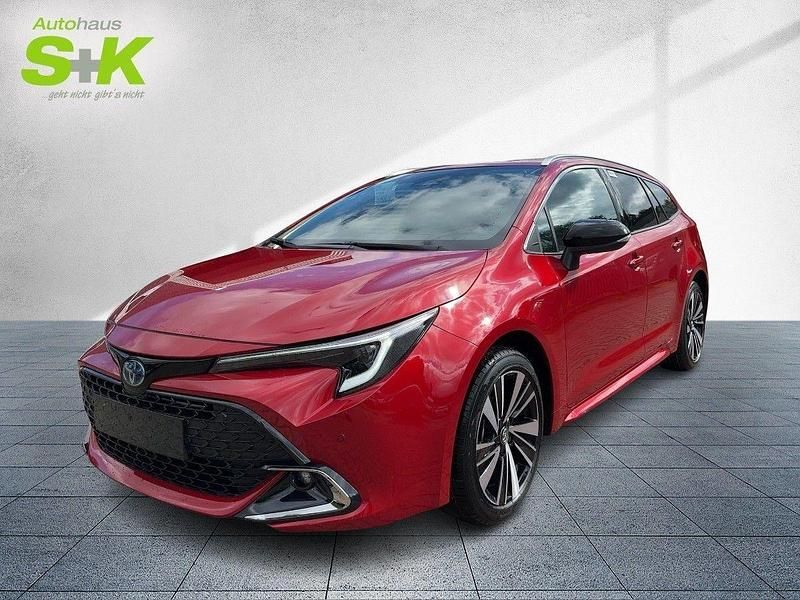 Karminarot metallic Neu 2025 Toyota Corolla Kombi | 39.980 € - Bild 1/4
