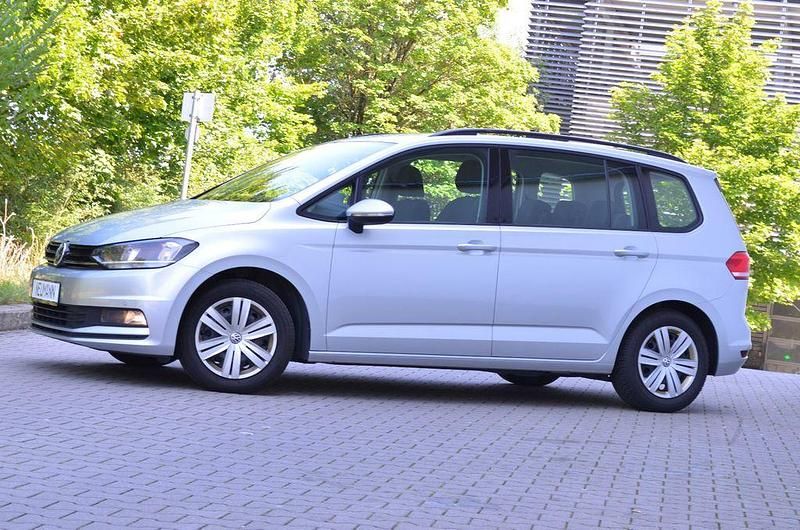 Silber Gebraucht 2022 VW Touran Trendline Van / Kleinbus | 19.980 € (Superpreis) - Bild 1/4
