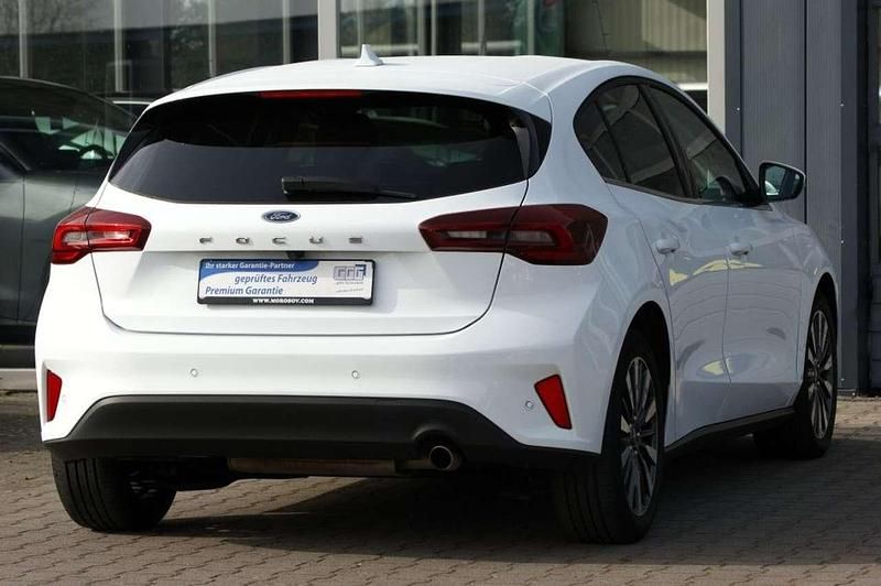 Gebraucht Ford Focus Titanium X 120 PS (88 kW) 2022 Frozen white Limousine