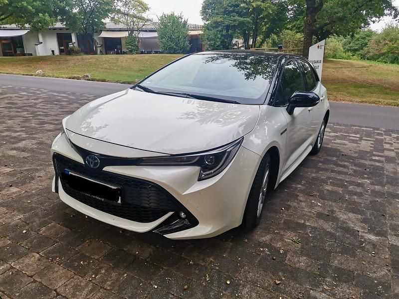 Weiß Gebraucht 2020 Toyota Corolla Hybrid Limousine | 20.000 € (Fairer Preis) - Bild 1/4