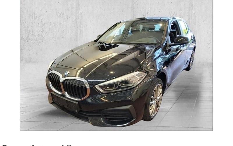 Schwarz Gebraucht 2021 BMW 120 Sport Line Kleinwagen | 22.890 € (Fairer Preis) - Bild 1/4