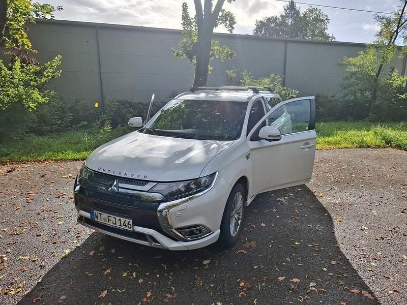 Weiß Gebraucht 2020 Mitsubishi Outlander P-HEV SUV | 17.800 € (Superpreis) - Bild 1/4