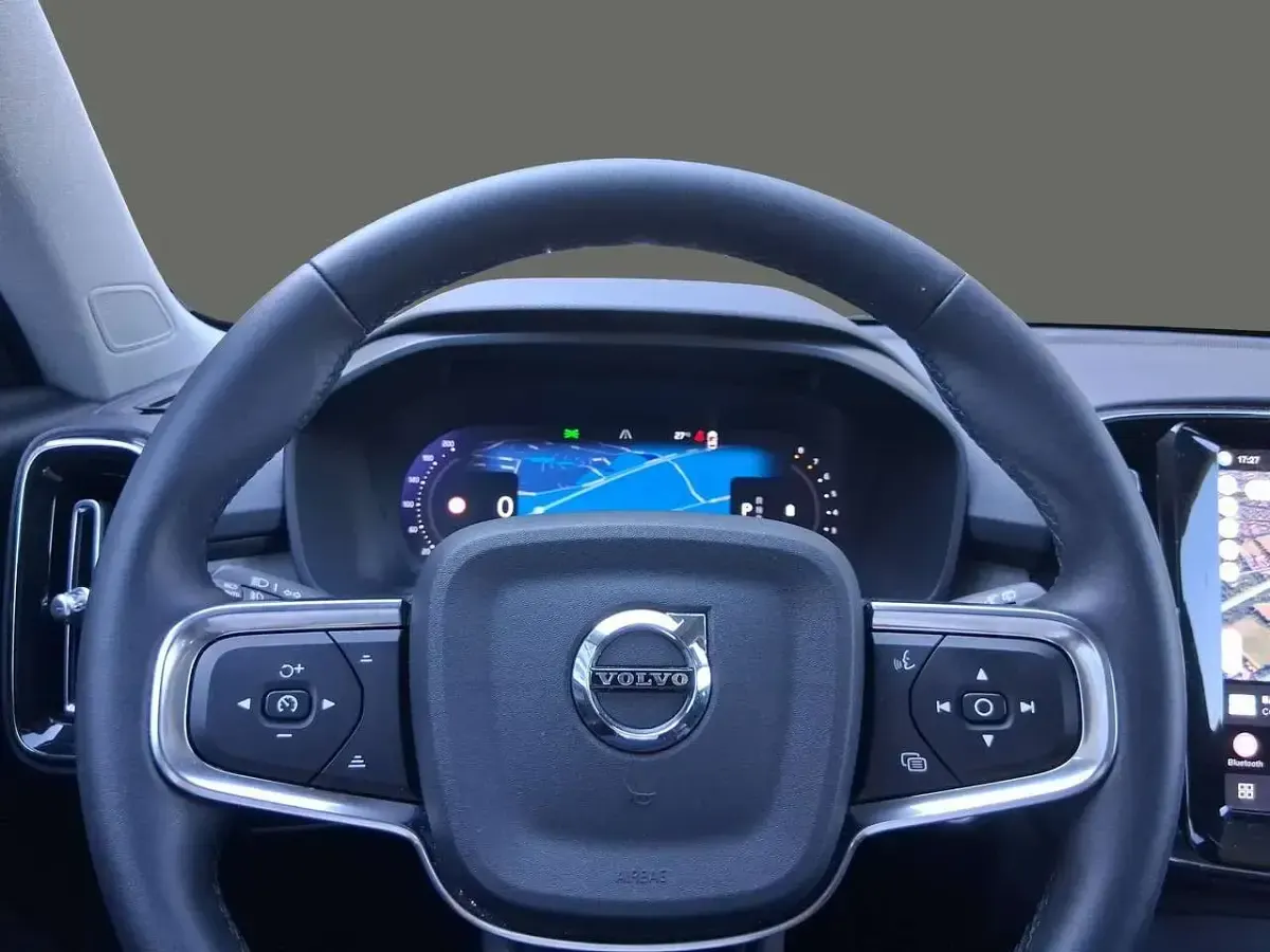 Gebraucht Volvo XC40 Plus 163 PS (119 kW) 2023 Crystal white / metallic SUV