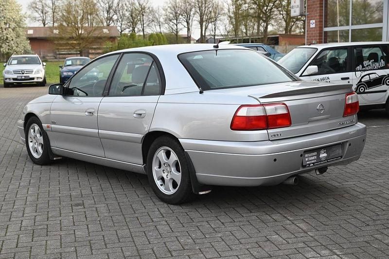 Second-hand Opel Omega Edition 144 CP (105 kW) 2000 Argintiu Berlinǎ