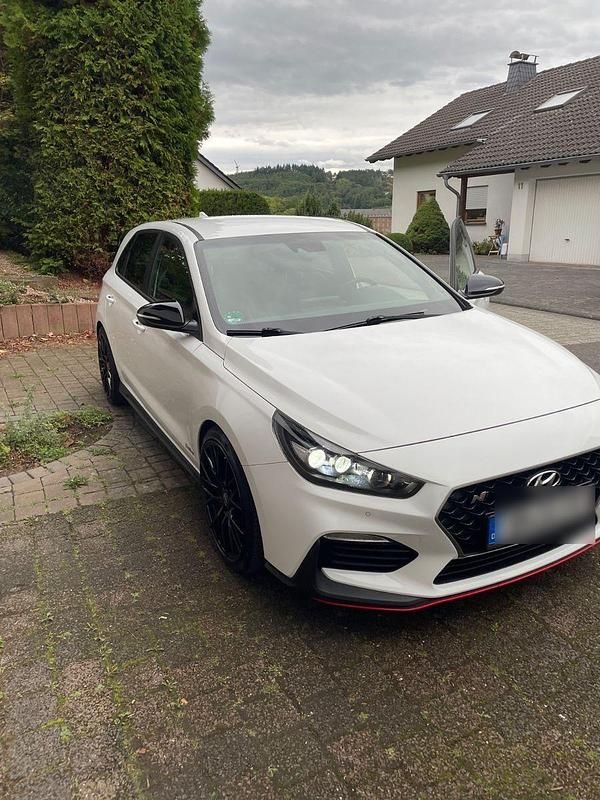 Weiß Gebraucht 2018 Hyundai i30 N Performance Limousine | 17.599 € (Guter Preis) - Bild 1/4