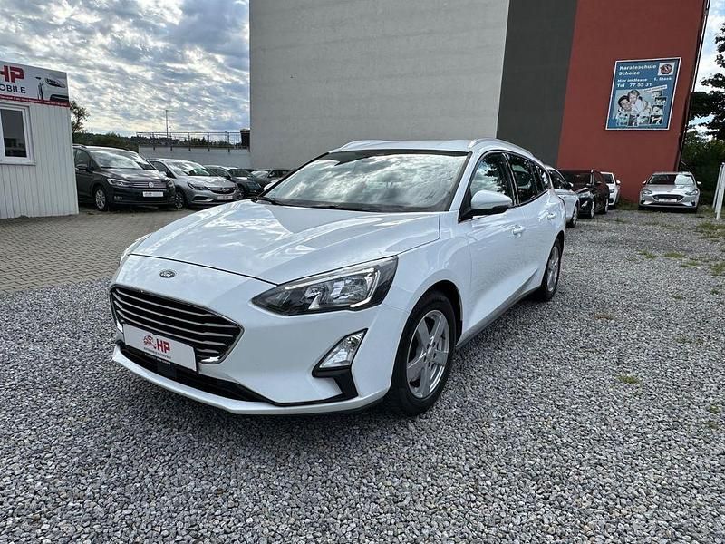 Weiß Gebraucht 2020 Ford Focus Cool & Connect Limousine | 8.999 € (Superpreis) - Bild 1/4