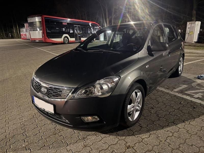 Gebraucht Kia Ceed Spirit 125 PS (91 kW) 2010 Schwarz Kleinwagen