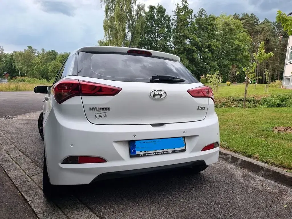 Gebraucht Hyundai i20 Style 101 PS (74 kW) 2017 Weiß Limousine