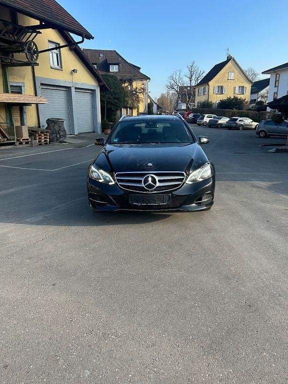 Schwarz Gebraucht 2013 Mercedes E220 Avantgarde Limousine | 6.500 € (Superpreis) - Bild 1/4
