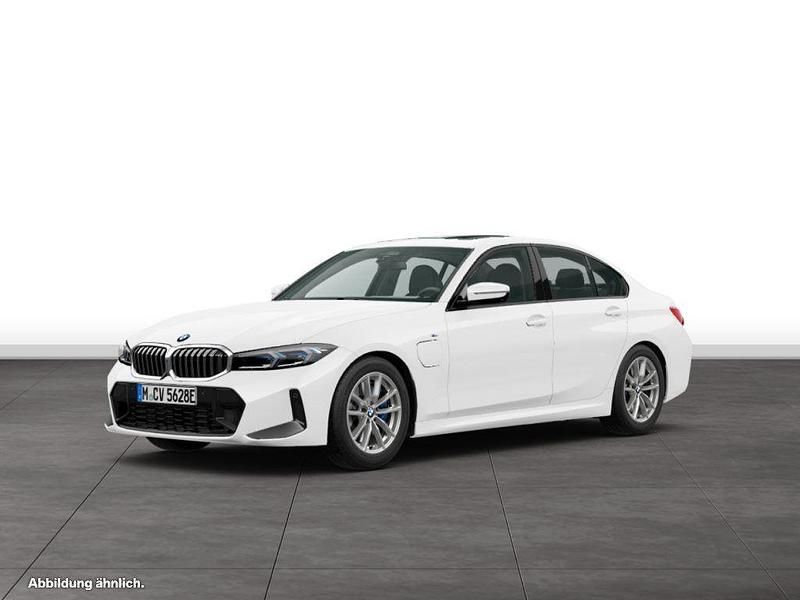 Alpinweiss Gebraucht 2024 BMW 330e Comfort Edition Limousine | 54.584 € - Bild 1/2