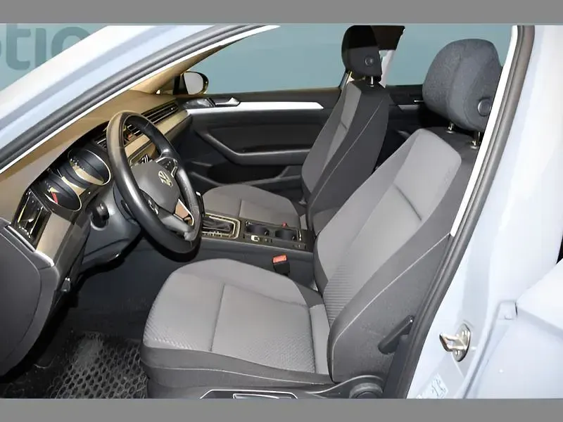 Gebraucht VW Passat 150 PS (110 kW) 2023 Grau Kombi