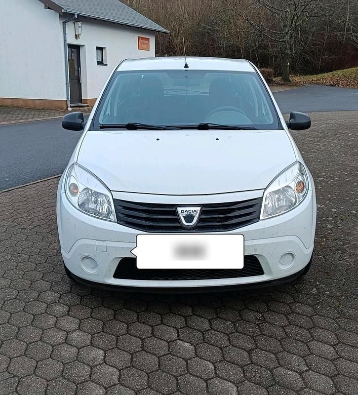 Weiß Gebraucht 2012 Dacia Sandero Ambiance Limousine | 3.500 € (Superpreis) - Bild 1/4