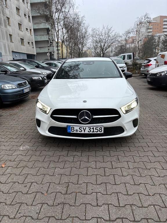 Weiß Gebraucht 2020 Mercedes A180 Limousine | 19.000 € (Superpreis) - Bild 1/4