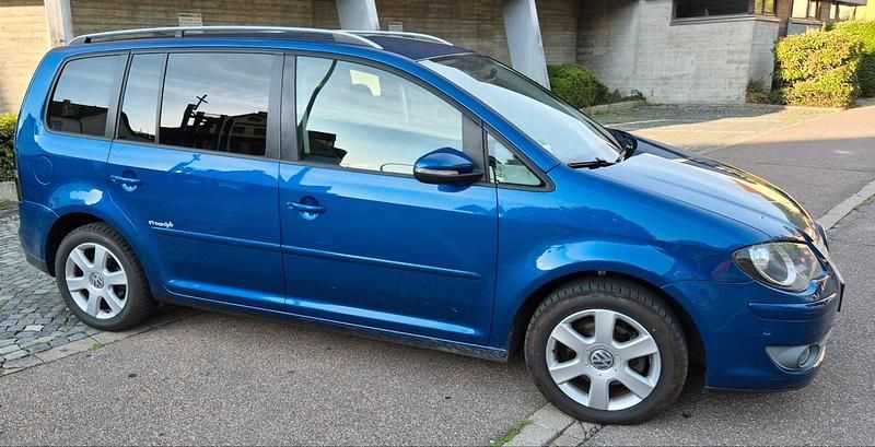 Blau Gebraucht 2010 VW Touran Freestyle Van / Kleinbus | 2.400 € (Superpreis) - Bild 1/4
