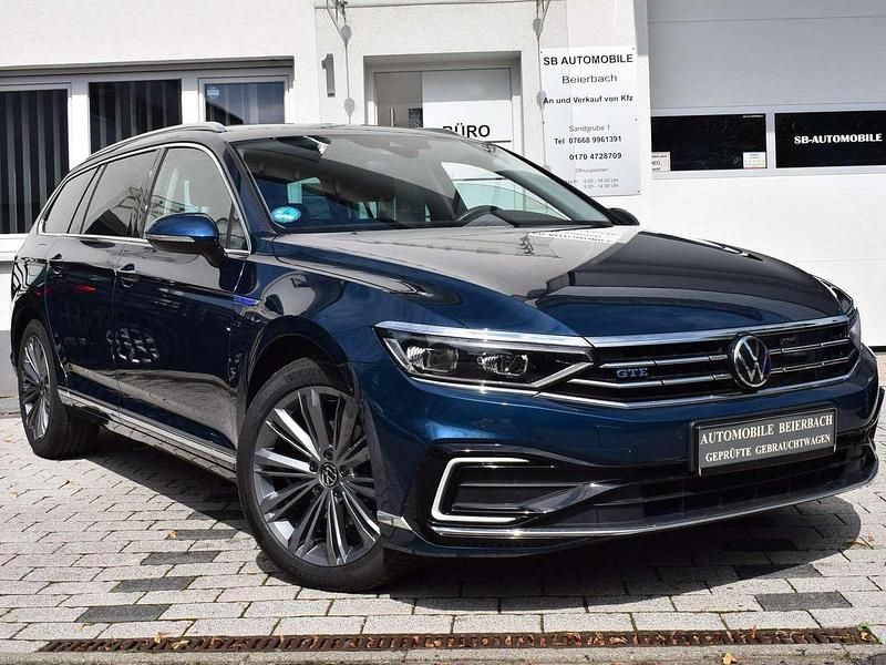 Aquamarinblau metallic Gebraucht 2021 VW Passat GTE Kombi | 24.999 € (Fairer Preis) - Bild 1/4