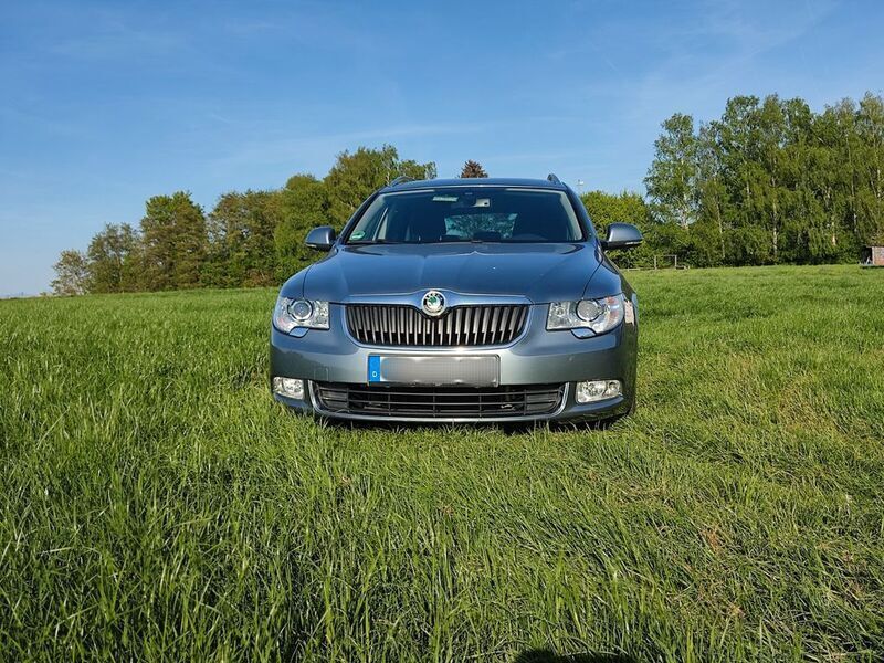 Grau Gebraucht 2011 Skoda Superb Family Kombi | 9.000 € (Fairer Preis) - Bild 1/4