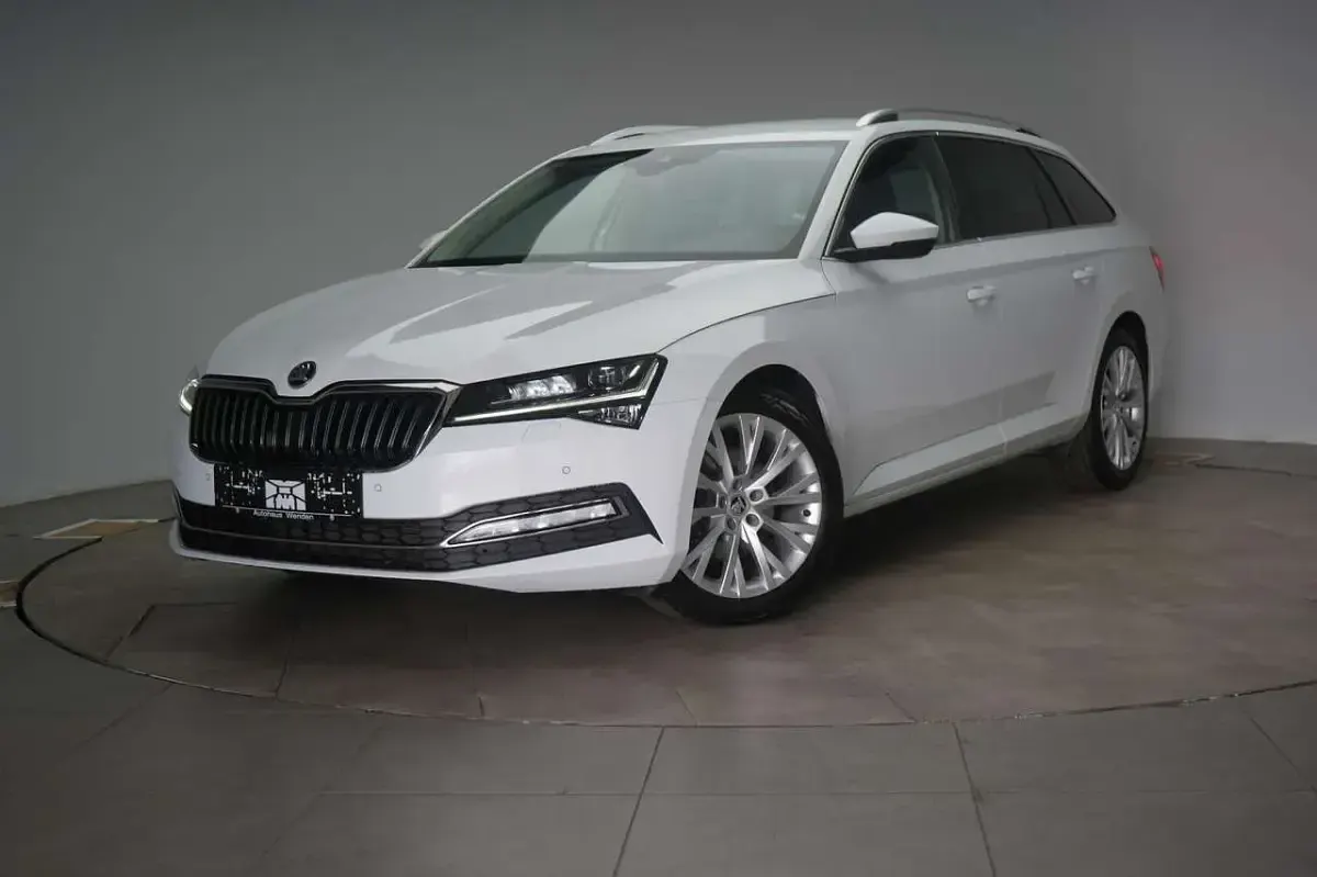 Gebraucht Skoda Superb Style 150 PS (110 kW) 2022 Moon white Kombi