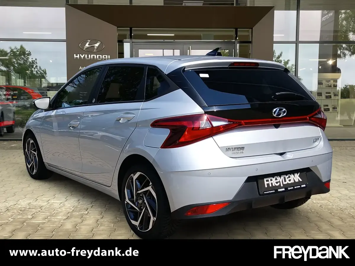 Gebraucht Hyundai i20 Edition 30+ 101 PS (74 kW) 2022 Sleek silver Kleinwagen