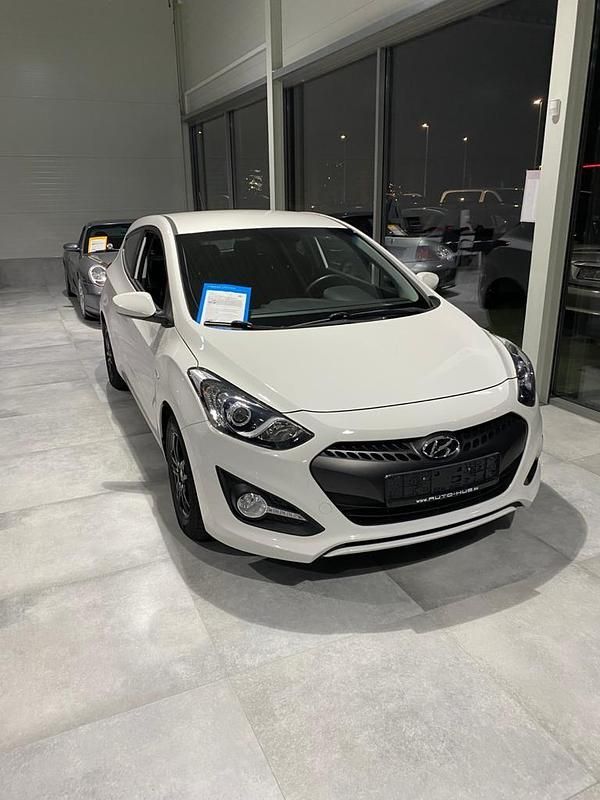 Weiß Gebraucht 2013 Hyundai i30 Classic Coupé | 5.380 € (Fairer Preis) - Bild 1/4