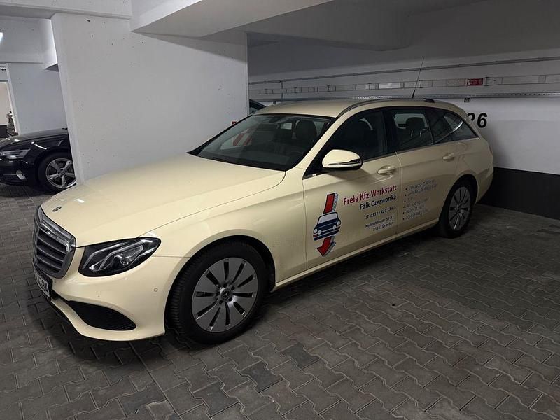 Beige Gebraucht 2017 Mercedes E200 Limousine | 7.900 € - Bild 1/4