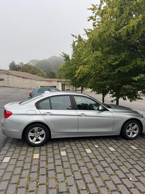 Silber Gebraucht 2013 BMW 316 Limousine | 11.500 € - Bild 1/4