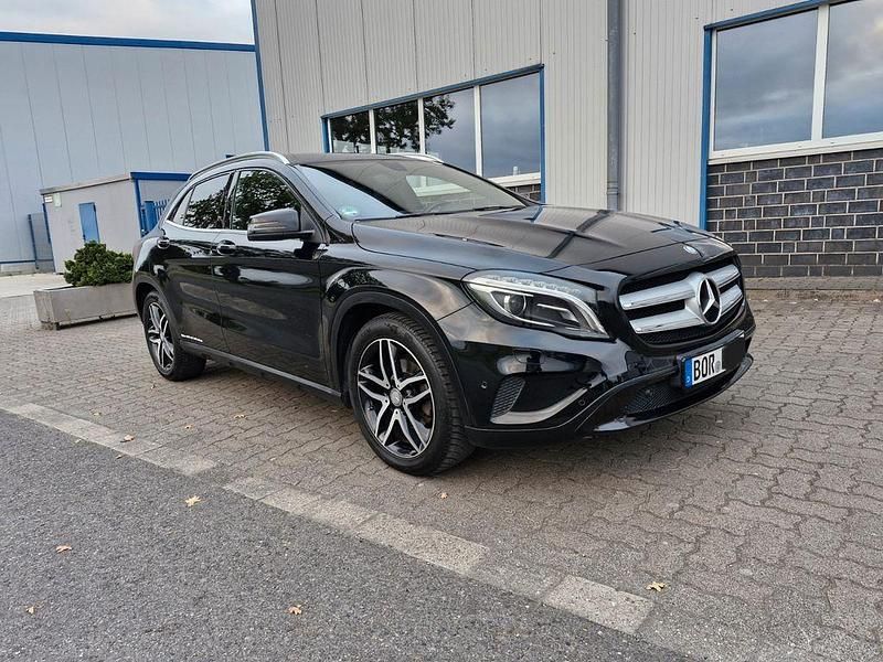 Schwarz Gebraucht 2015 Mercedes GLA200 SUV | 10.999 € (Guter Preis) - Bild 1/4
