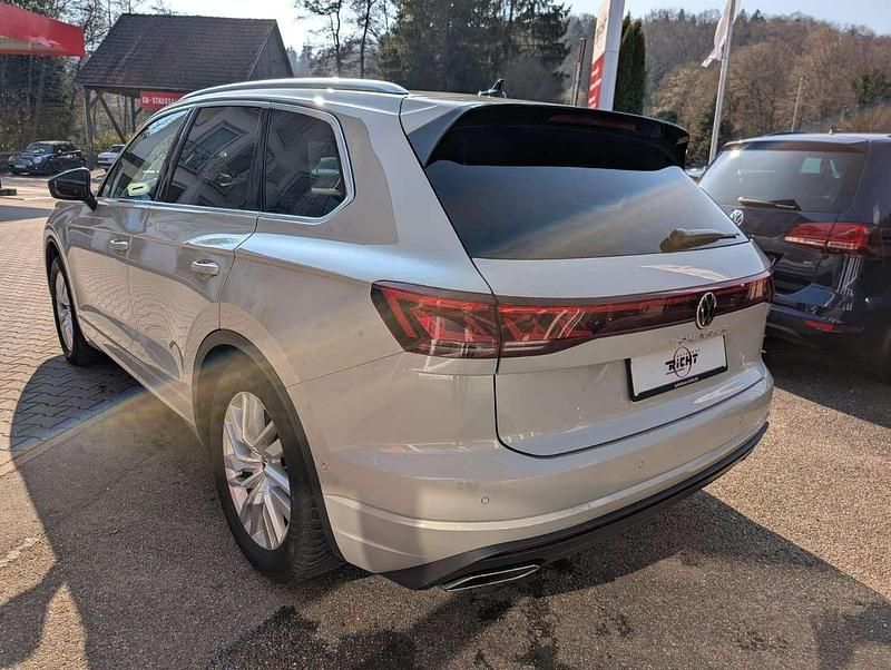 Gebraucht VW Touareg Elegance 231 PS (169 kW) 2024 Sechura beige metallic SUV