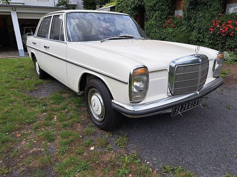 Weiß Gebraucht 1968 Mercedes W115 Limousine | 17.950 € - Bild 1/4
