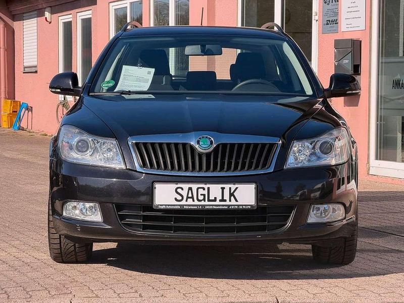 Gebraucht Skoda Octavia Ambition 105 PS (77 kW) 2012 Schwarz Limousine