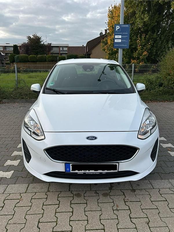 Weiß Gebraucht 2018 Ford Fiesta Kleinwagen | 7.200 € - Bild 1/4