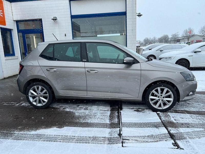 Gebraucht Skoda Fabia Joy 60 PS (44 kW) 2016 Beige Limousine