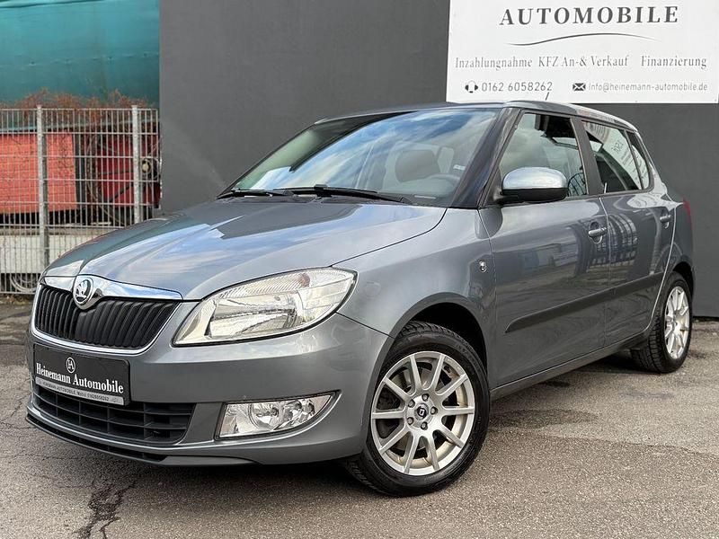 Grau Gebraucht 2013 Skoda Fabia Ambition Limousine | 5.000 € (Fairer Preis) - Bild 1/4